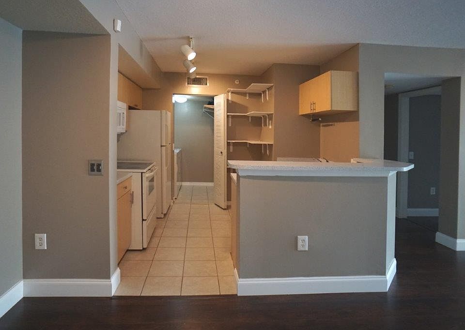1st image of 1003 Villa Lane