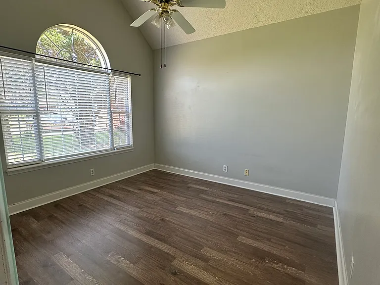 104 Elderberry Ct — Photo 3