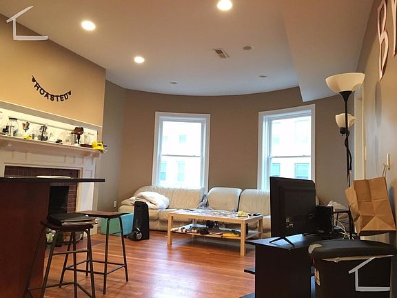 4th image of 17 Saint Lukes Rd #1