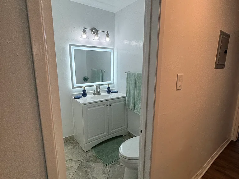 Hillside Plaza Apartments — Photo 10