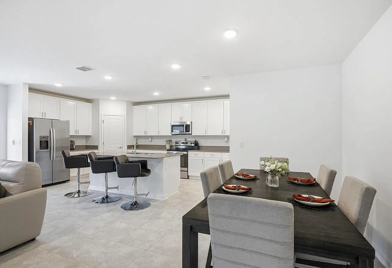 5 bed, 2.5 bath, 2210 sqft, $3,600 — Photo 3