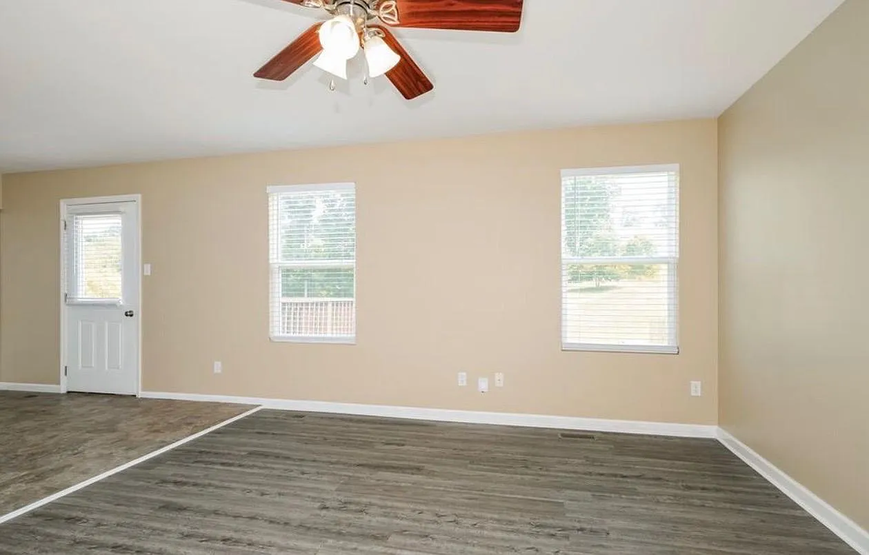3 bed, 1298 sqft, $1,880 — Photo 2