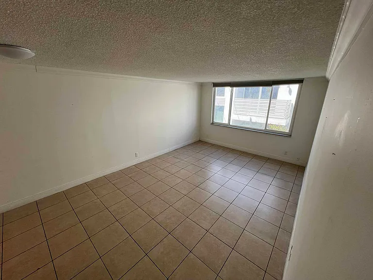 3257 NE 13th St #402-302 — Photo 2