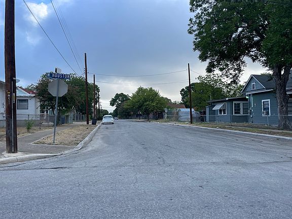 4th image of 209 N Cibolo St