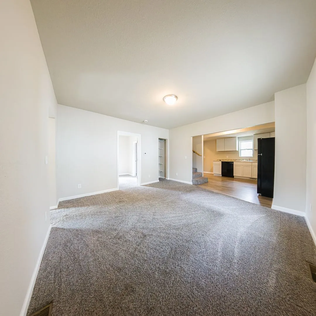 3 Bedroom 2 Stall Detached Garage Fairgrounds — Photo 4