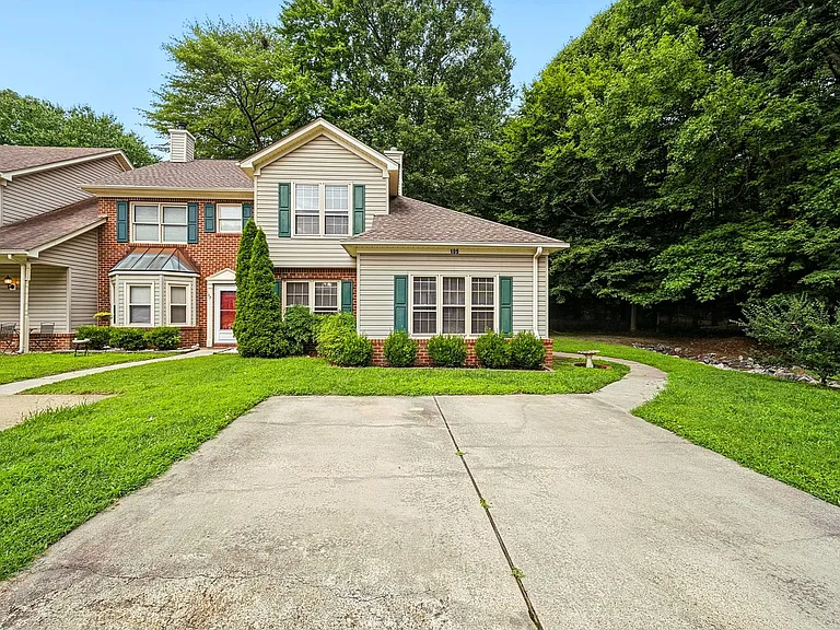 109 Larkspur Holw — Photo 1