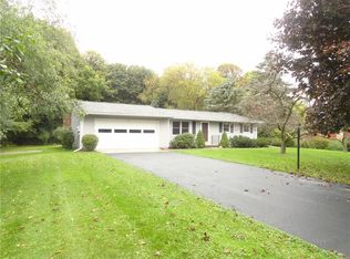 8 Hillside Dr, Clifton Springs, NY 14432