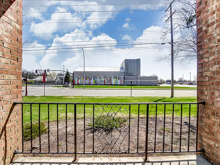 WOODVIEW PLAZA — Photo 9