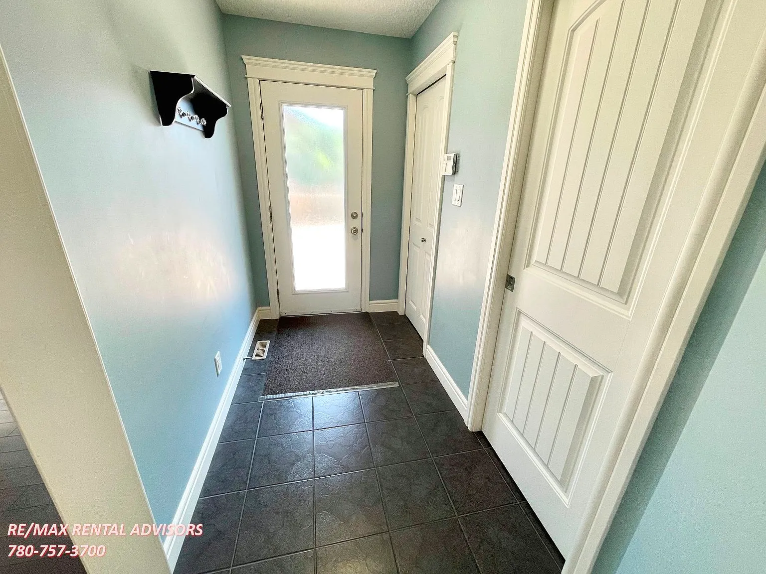 2429 Austin Crescent Southwest — Photo 2