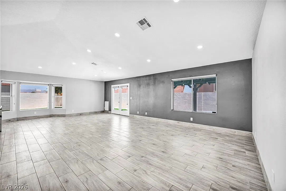 3 bed, 2.0 bath, 1774 sqft, $2,850 — Photo 2