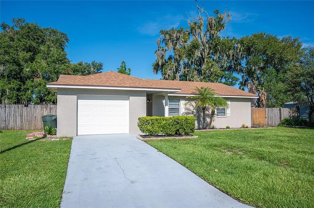 3 bed, 2.0 bath, 1355 sqft, $1,825 — Photo 2