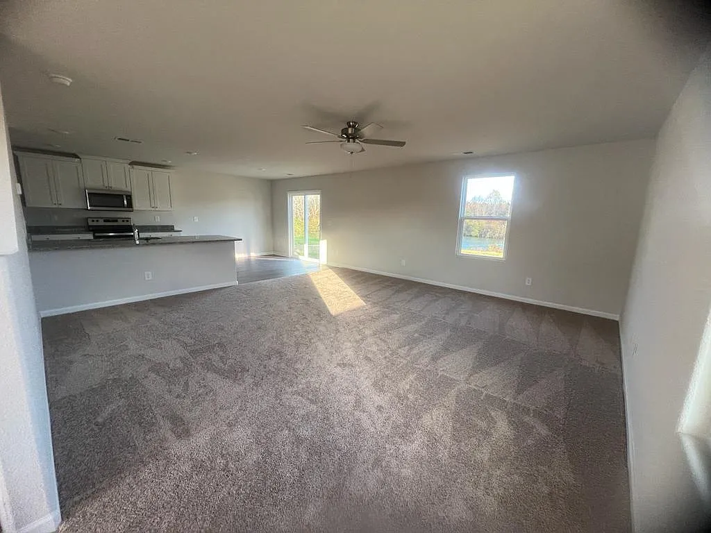 3 bed, 2.5 bath, 1800 sqft, $1,945 — Photo 2