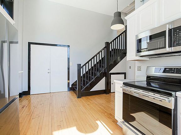 4th image of 918 E 5th St APT 4