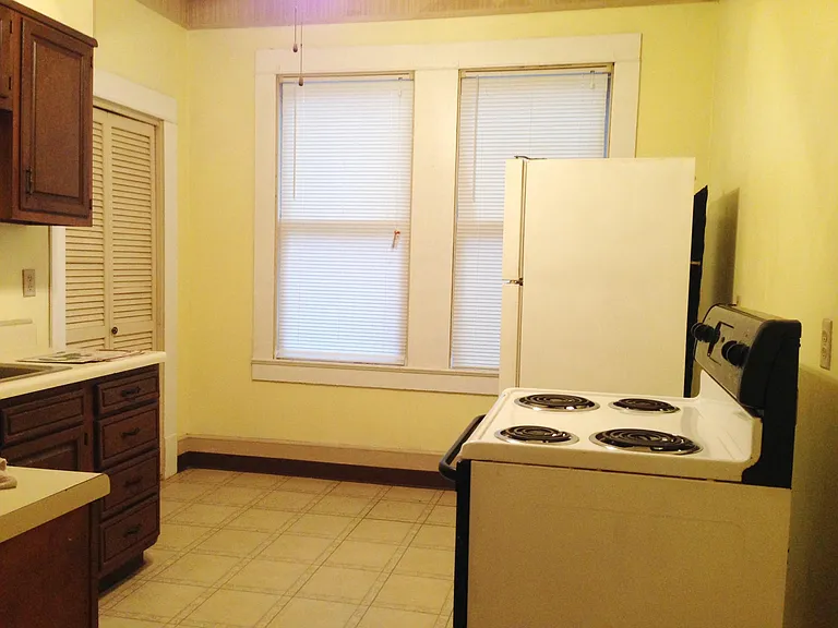 2348 Hill St — Photo 3