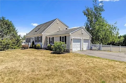 4 bed, 1951 sqft, $2,650 — Photo 3