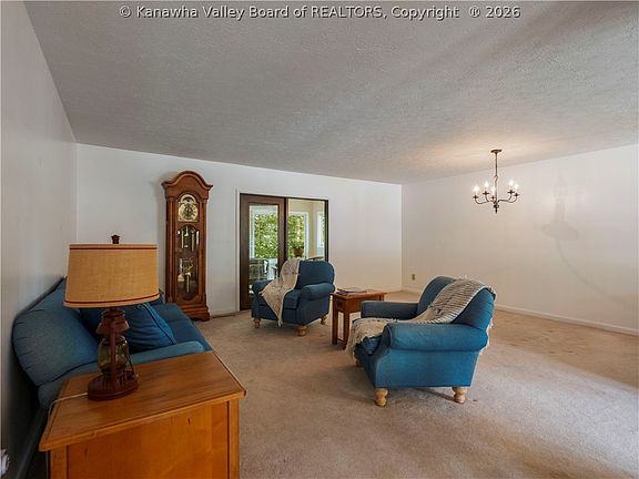 3rd image of 10 Barberry Ln