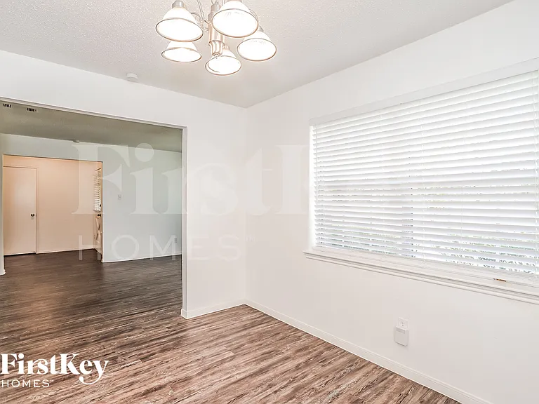 26218 Maplewood Dr — Photo 4