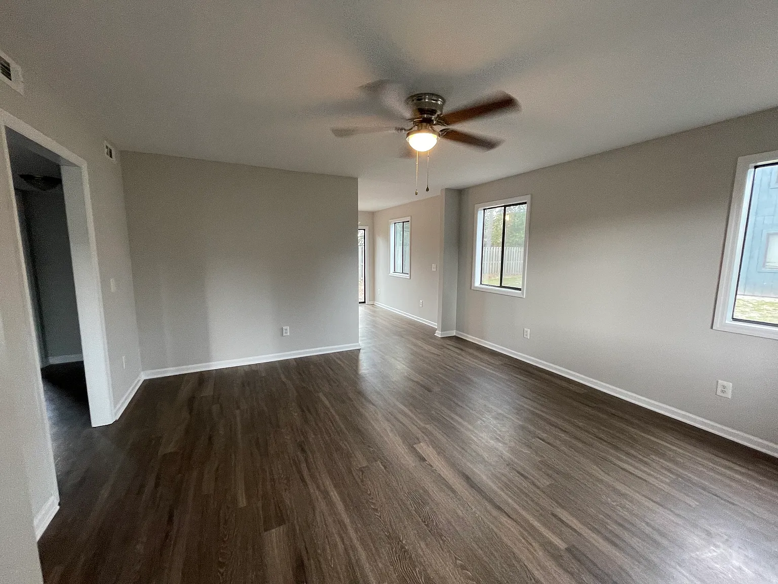 Updated 2 bedroom with 2 bathroom end unit condo! — Photo 2