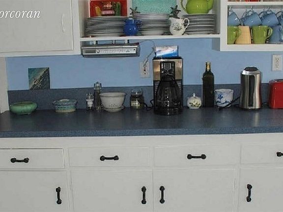 3rd image of 905 Village Ln