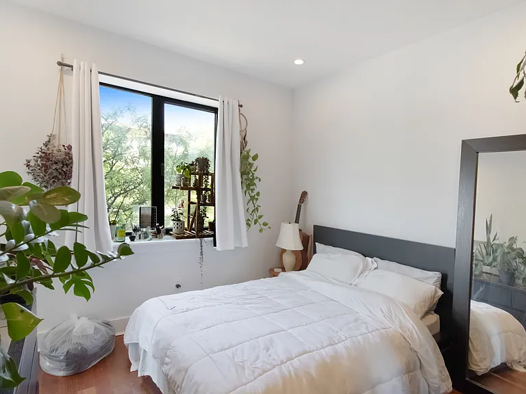 315 Franklin Ave #2R — Photo 9