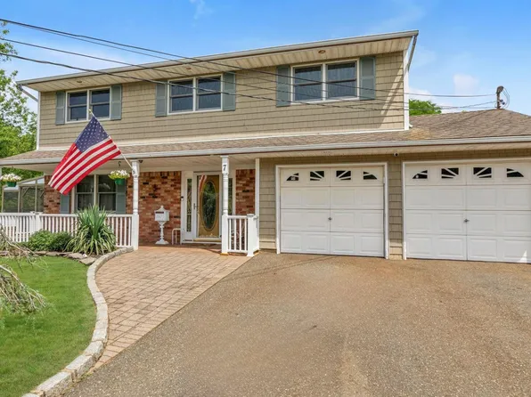 7 Freedom Court, Babylon, NY 11702
