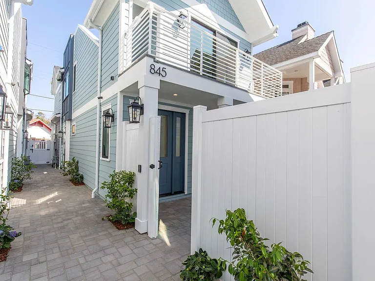 845 G Ave — Photo 2