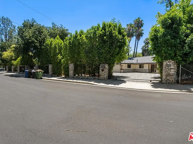 22954 Collins St — Photo 27