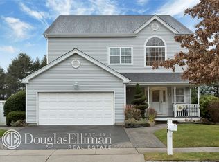 128 Barrett Cir, Melville, NY 11747
