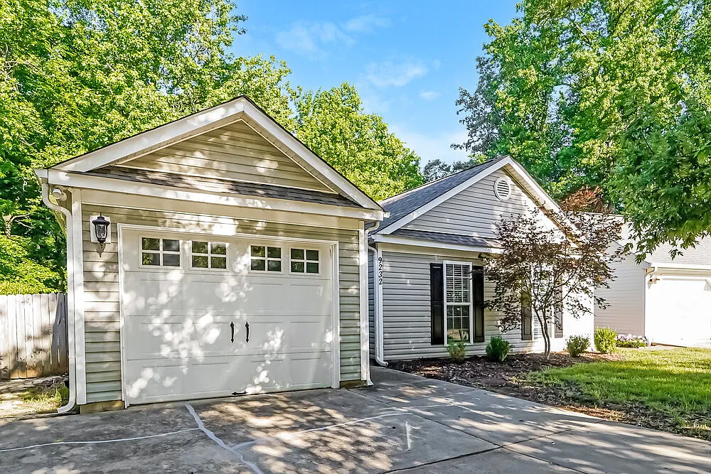 3 bed, 2.0 bath, 1140 sqft, $1,945 — Photo 3