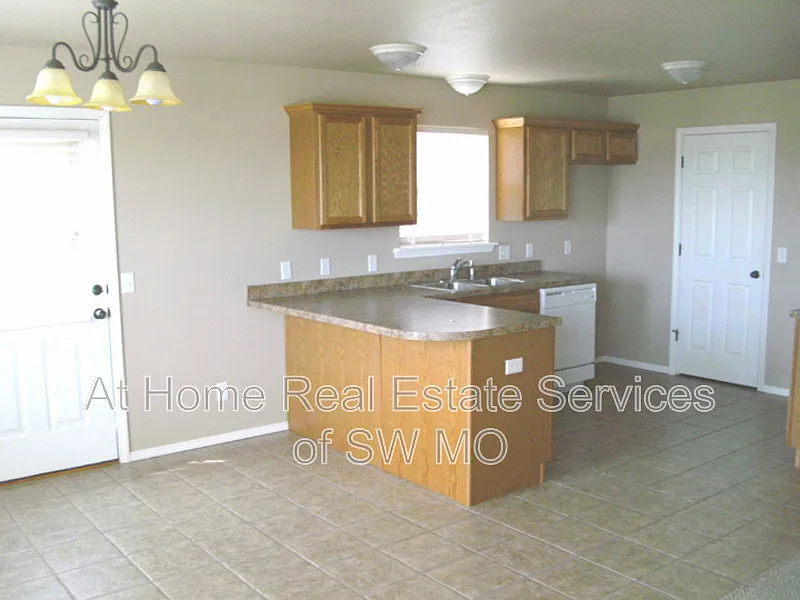 Building Photo - 2302 W Jonquil Ln
