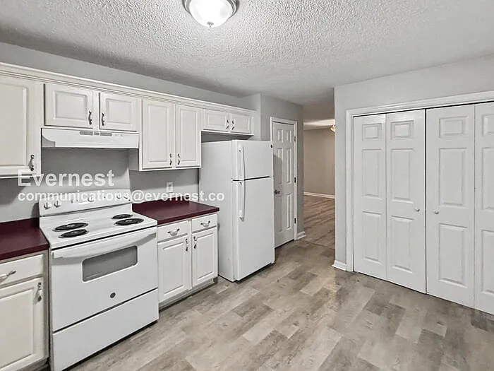 1104 Oak Creek Trl — Photo 4