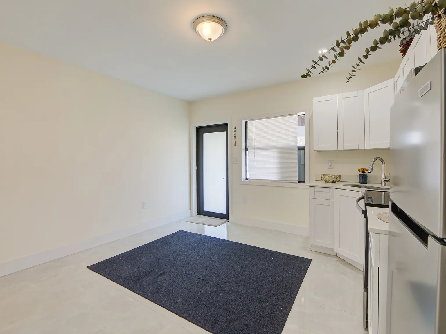 3 bed, 900 sqft, $2,950 — Photo 2