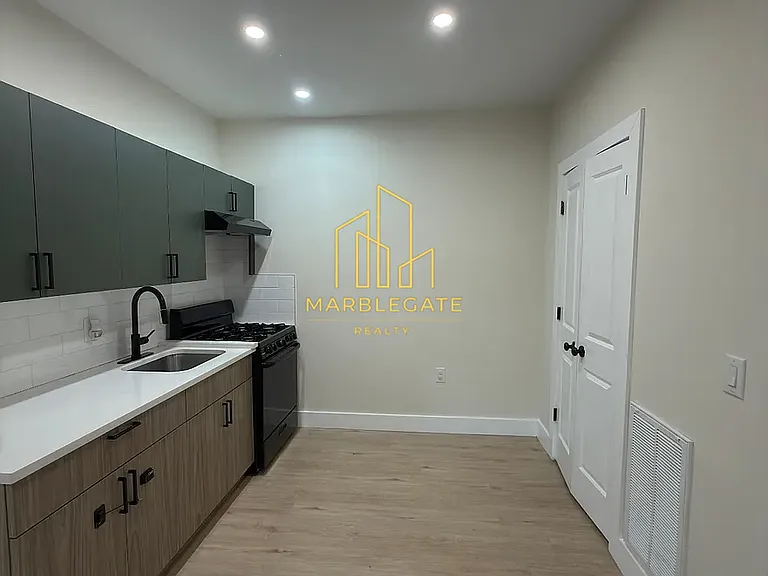 101 W Broadway #1AZ — Photo 1