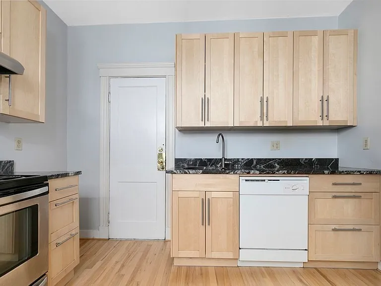 153 Strathmore Rd #5 — Photo 9