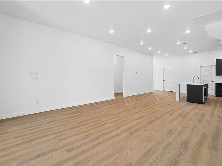 8924 Dunlap Dr — Photo 10