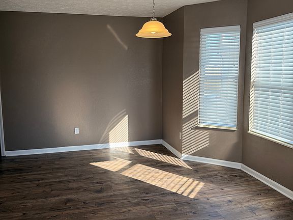 4th image of 121 E Peachtree Dr