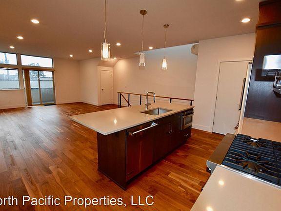 4th image of 2616A Eastlake Ave E