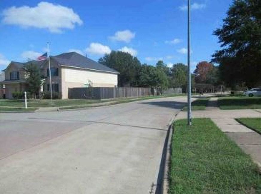 Exterior Neighborhood (street photo)