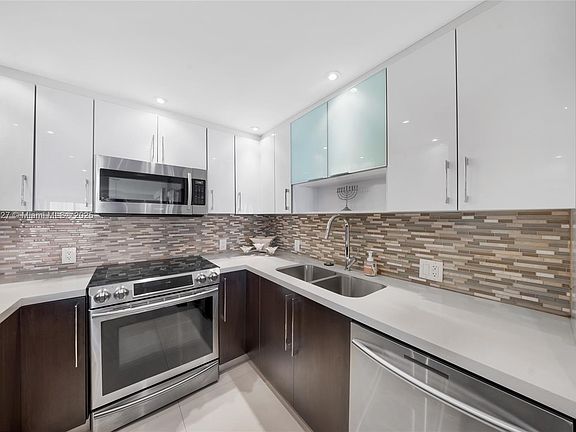 2nd image of 100 Bayview Dr APT 1905