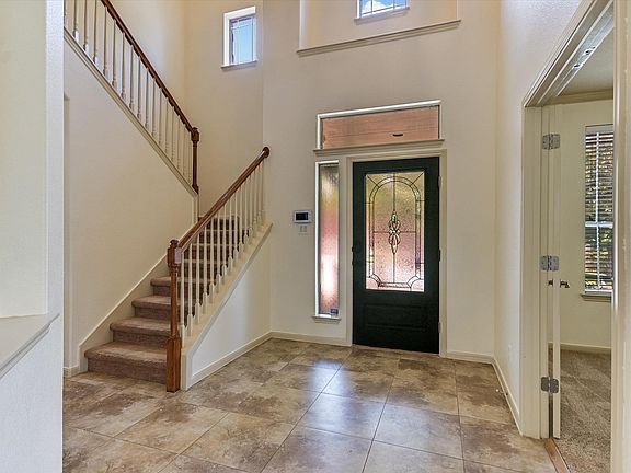3rd image of 109 Choke Canyon Ln