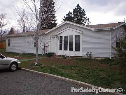 Front of house
						:
						Large driveway and garage