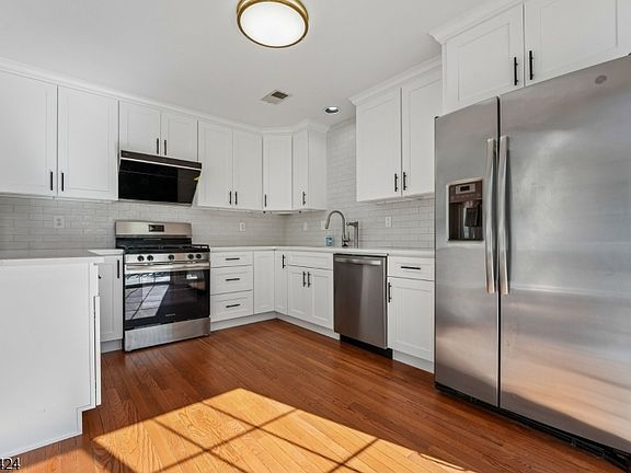 5th image of 26 Mayflower Dr