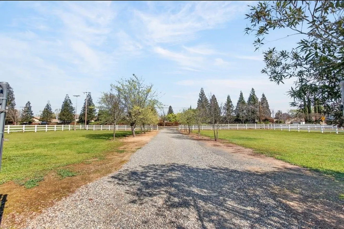 3 bed, 1751 sqft, $3,995 — Photo 2