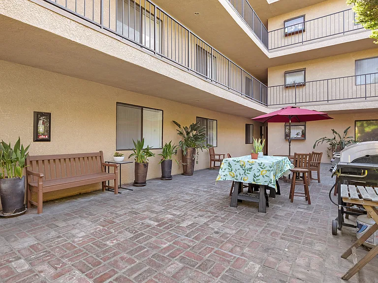 Corinth Avenue Apartments — Photo 14