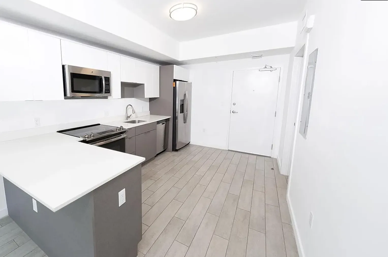 1 bed, 574 sqft, $2,300 — Photo 2