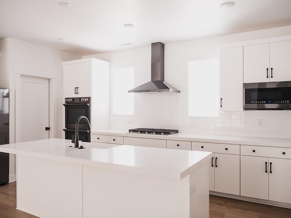 New appliances! Double Oven. Walk-in Pantry.