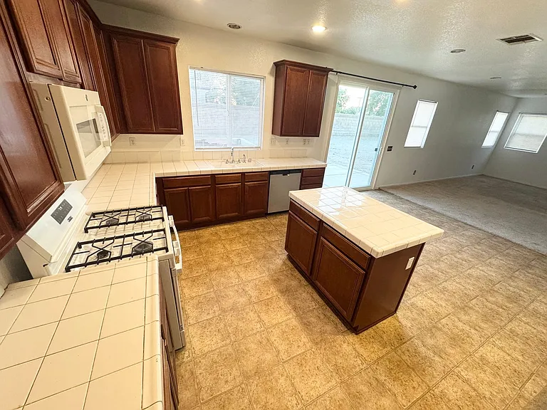 44341 Camellia St — Photo 9