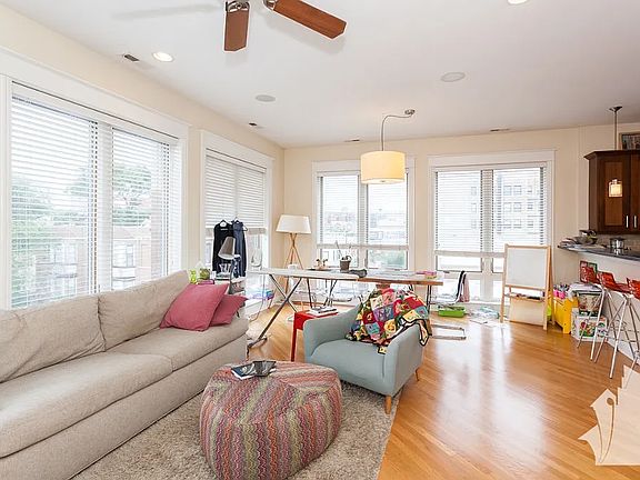 3rd image of 3154 N Kenmore Ave APT 3W