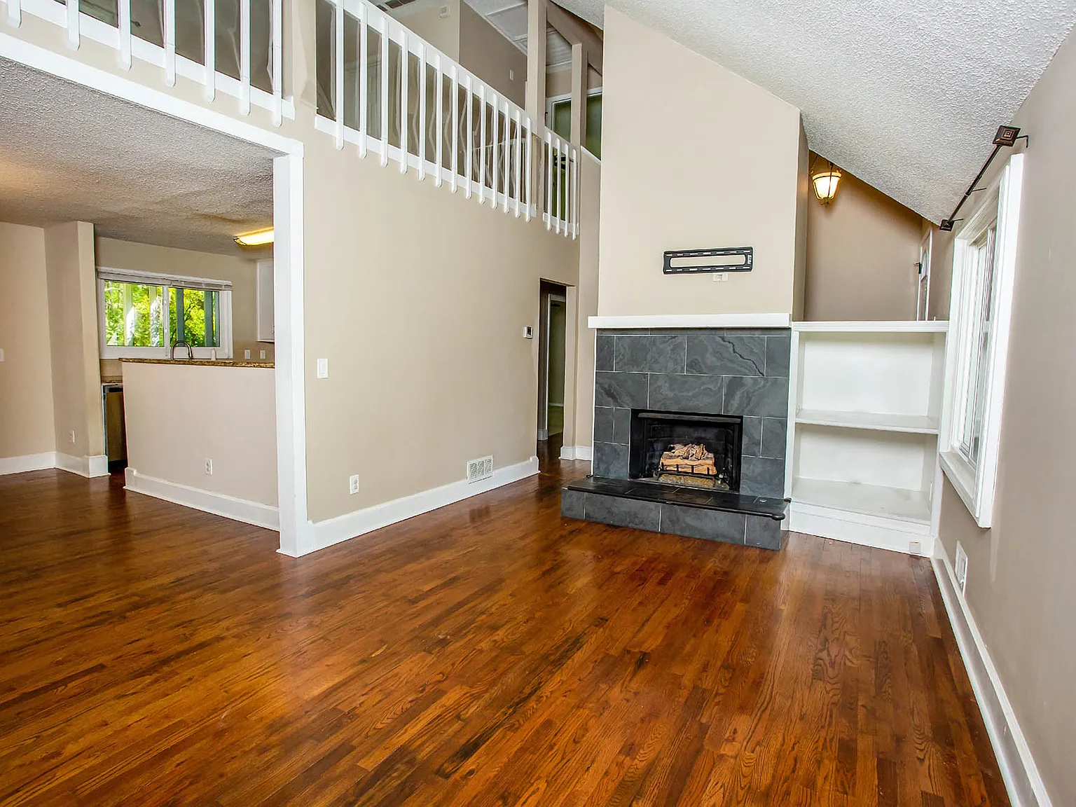 3 bed, 2556 sqft, $3,100 — Photo 4