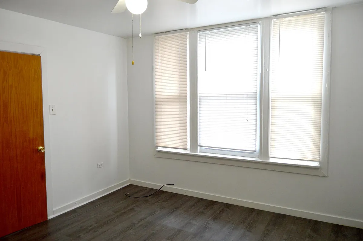Building Photo - 3531 W Dickens Ave #2R